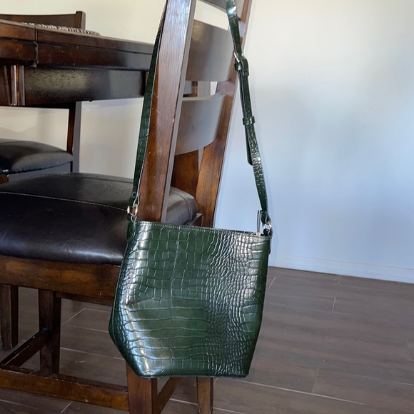 NWOT- H&M green crocodile, print , adjustable, shoulder bucket bag. - Picture 3 of 4